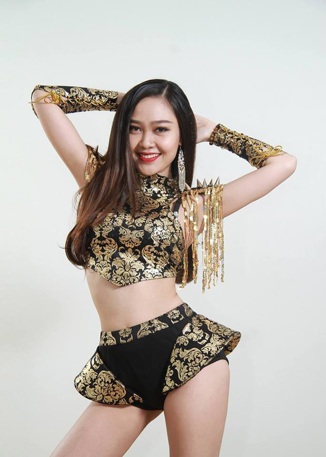 3 cô gái trên sân khấu Táo Quân đã nóng bỏng, ngoài đời còn bốc lửa hơn